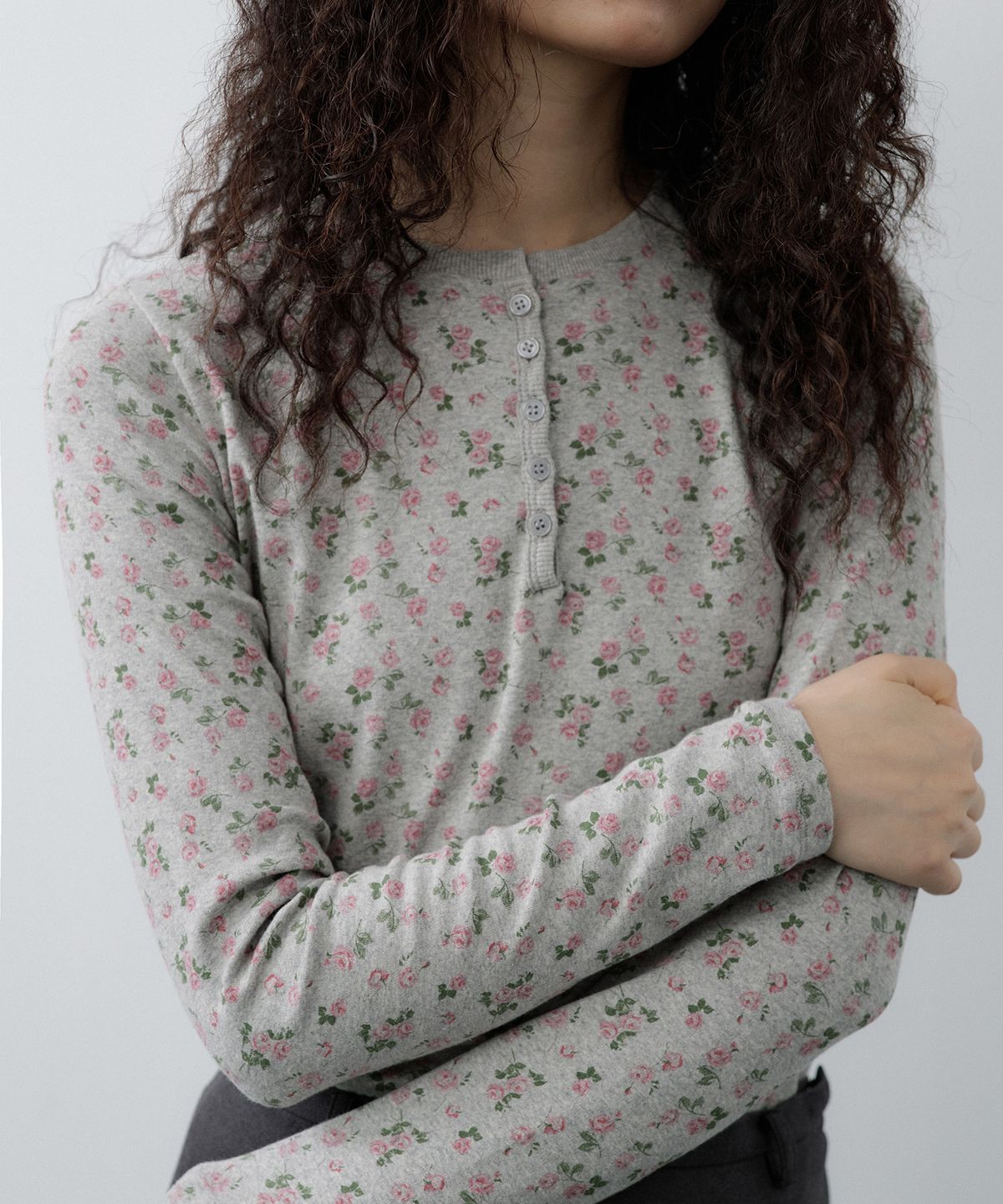 루시르주(LUCIR ZU) Tiny Floral Henley Top (Melange)