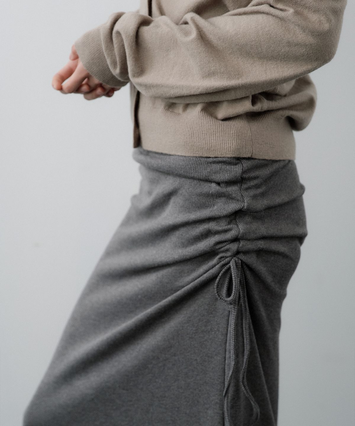 루시르주(LUCIR ZU) Side-Shirred Maxi Skirt (Charcoal)