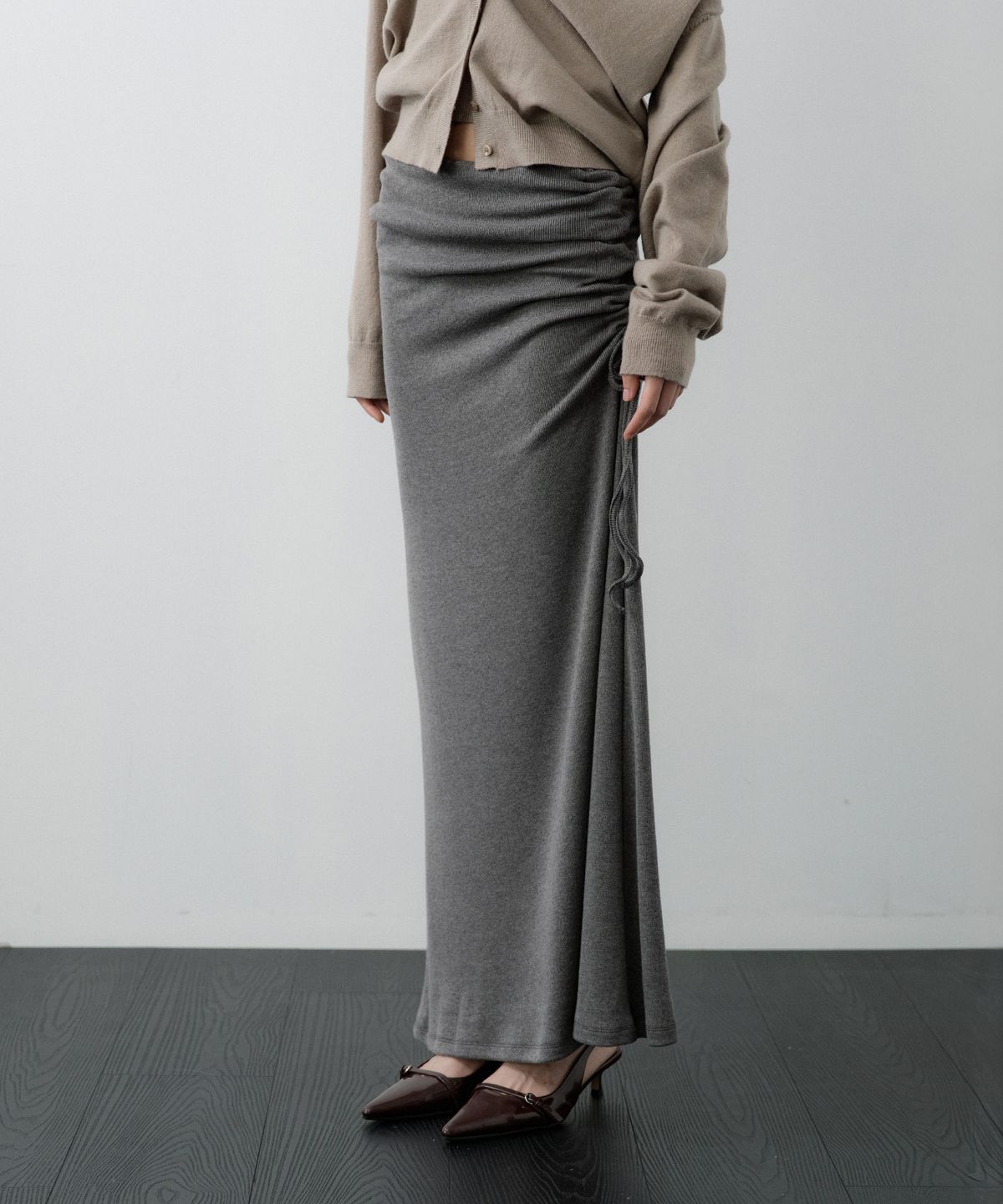루시르주(LUCIR ZU) Side-Shirred Maxi Skirt (Charcoal)