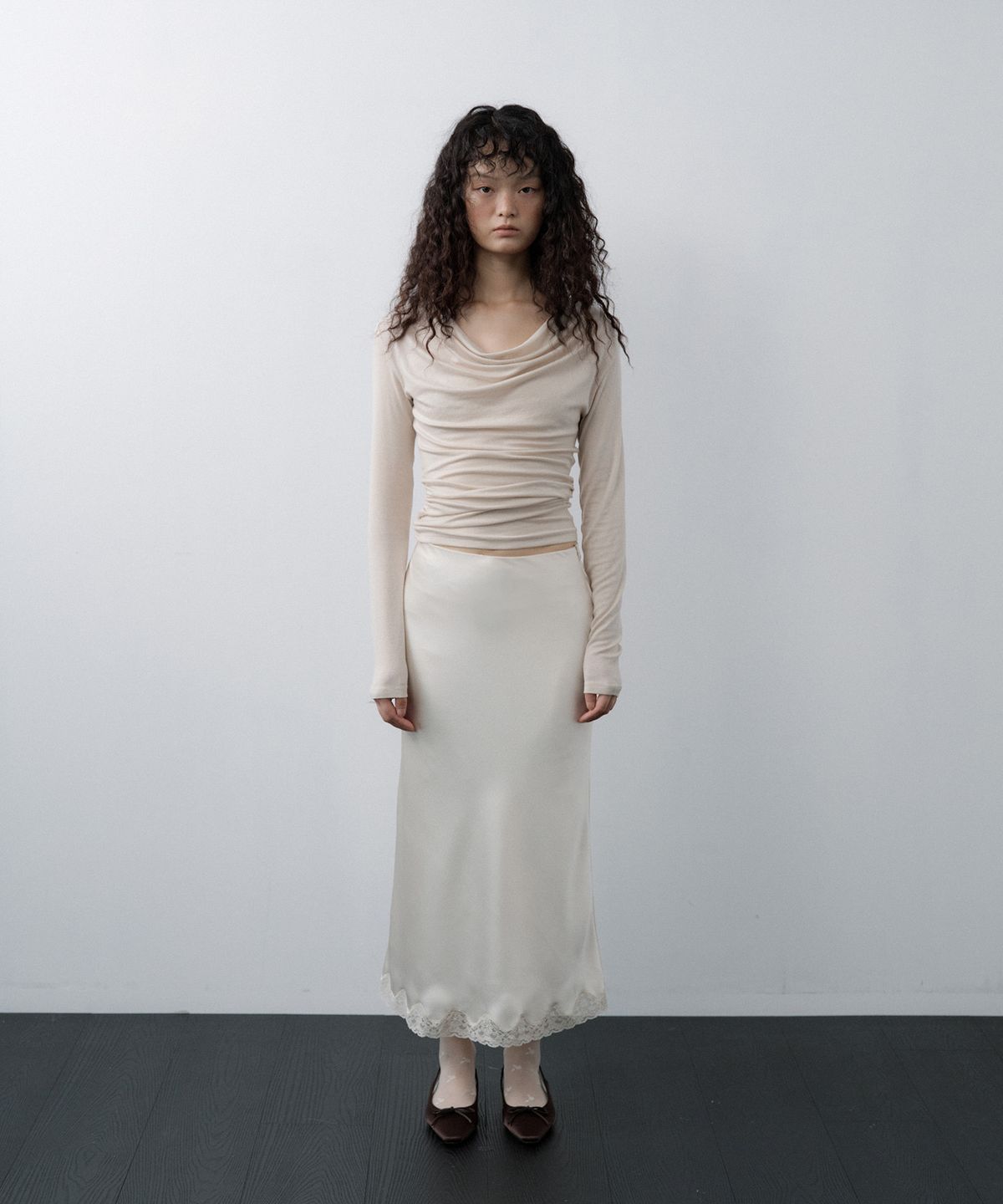루시르주(LUCIR ZU) Satin Lace-Hem Skirt (Cream)
