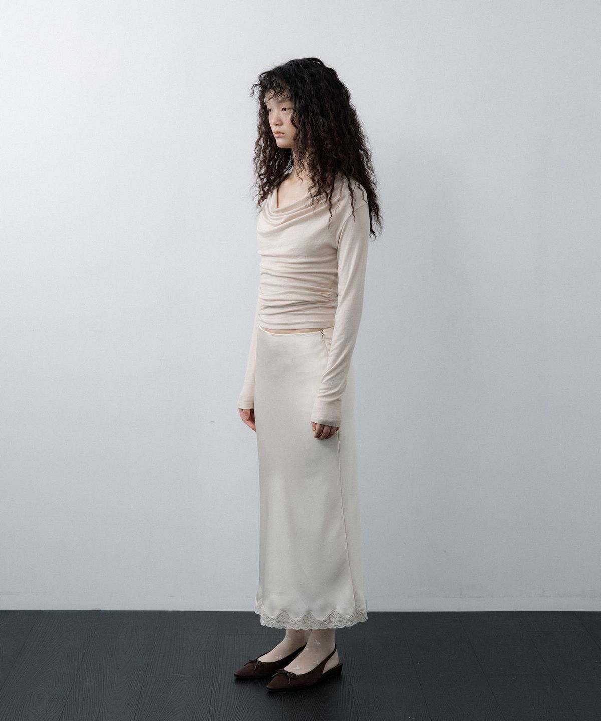 루시르주(LUCIR ZU) Satin Lace-Hem Skirt (Cream)
