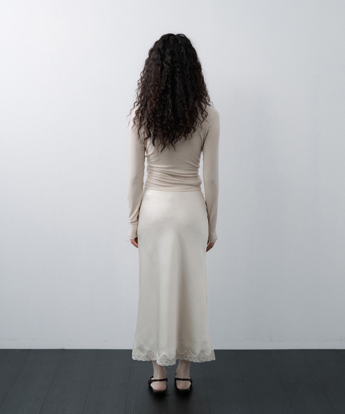 루시르주(LUCIR ZU) Satin Lace-Hem Skirt (Cream)