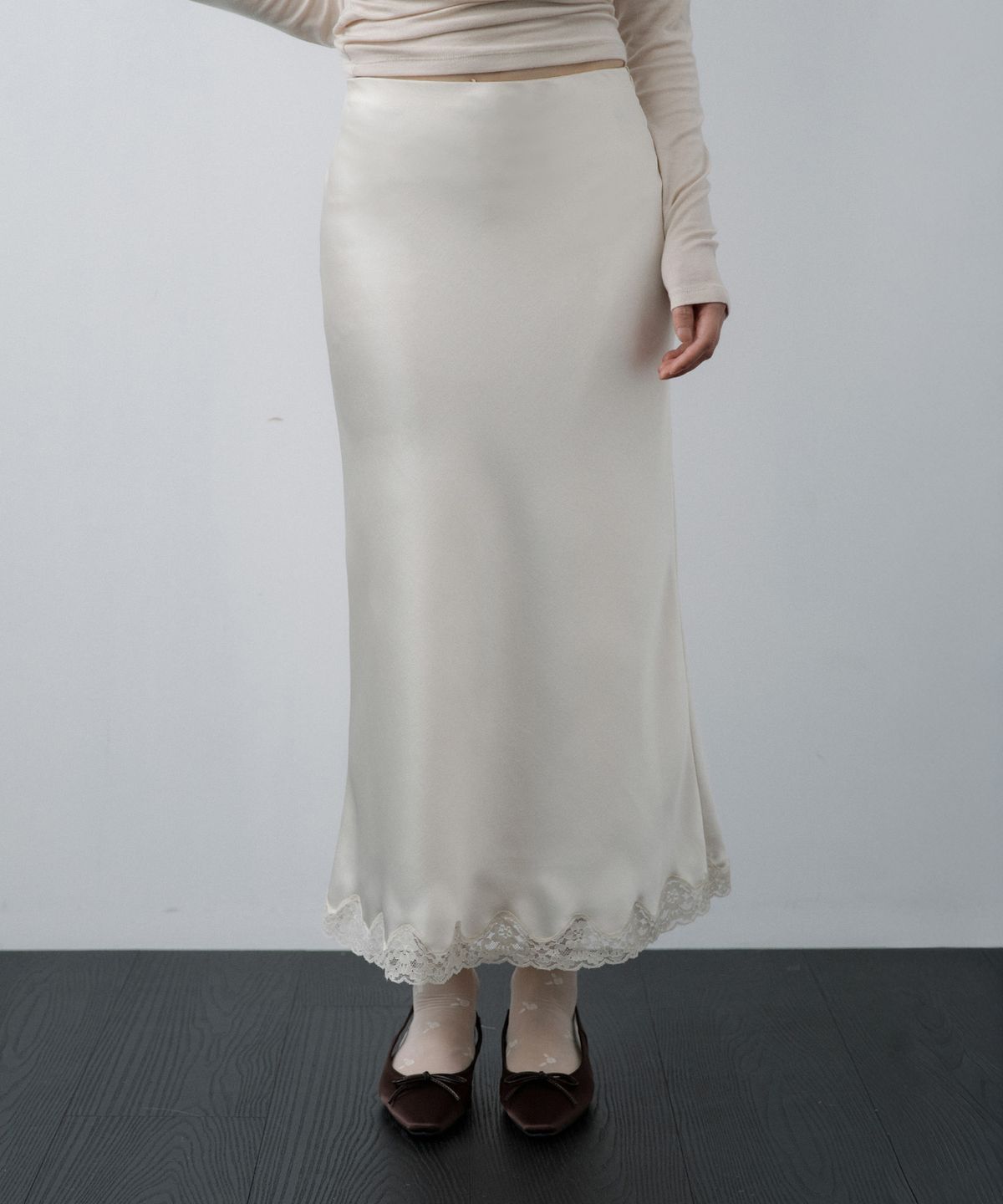 루시르주(LUCIR ZU) Satin Lace-Hem Skirt (Cream)