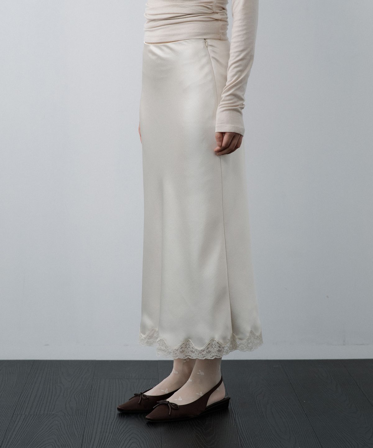 루시르주(LUCIR ZU) Satin Lace-Hem Skirt (Cream)