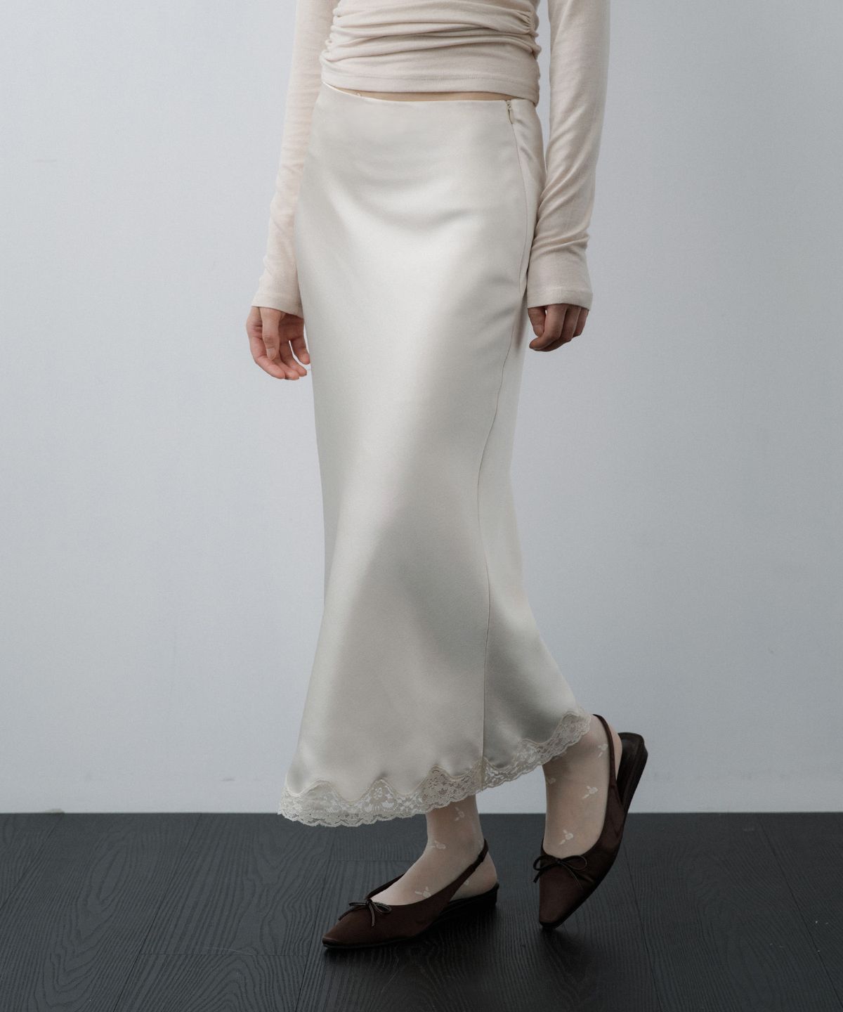 루시르주(LUCIR ZU) Satin Lace-Hem Skirt (Cream)