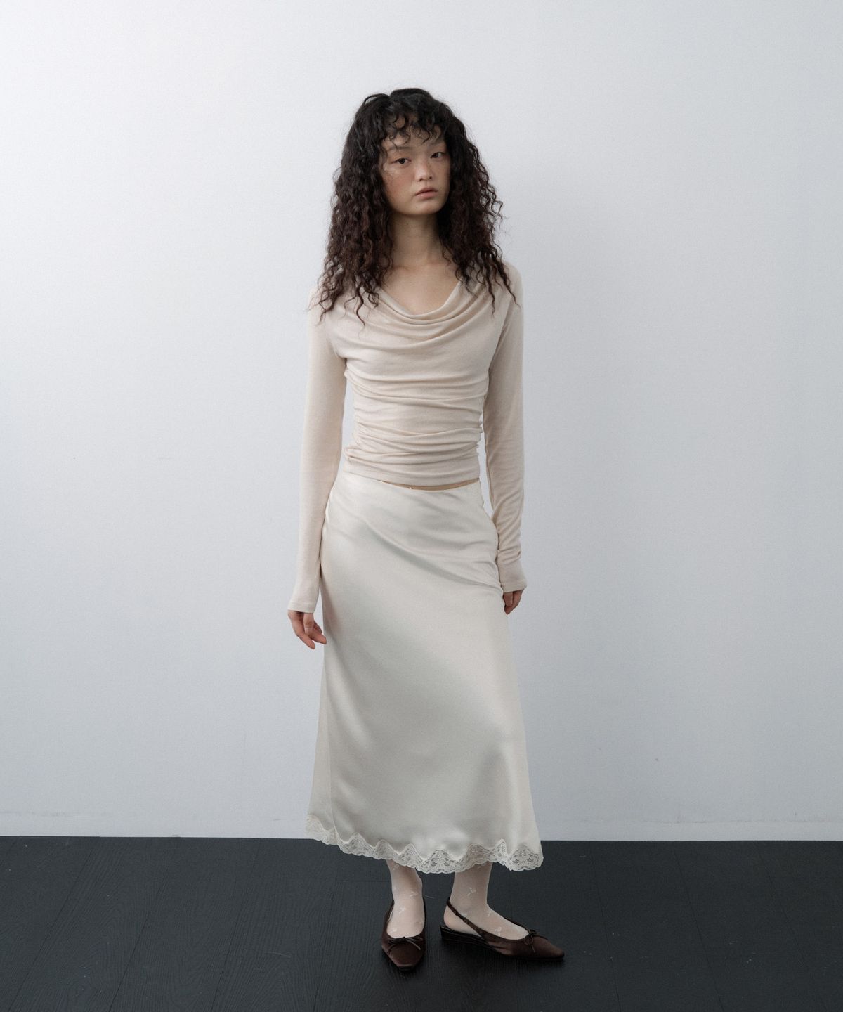 루시르주(LUCIR ZU) Satin Lace-Hem Skirt (Cream)