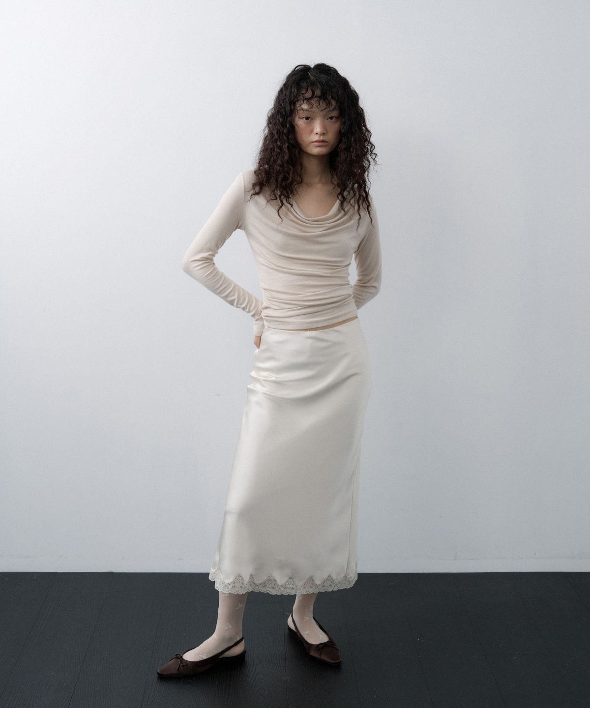 루시르주(LUCIR ZU) Satin Lace-Hem Skirt (Cream)