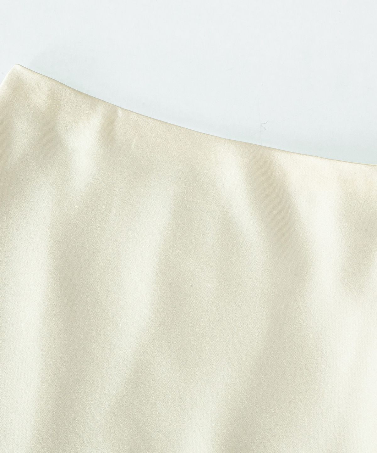 루시르주(LUCIR ZU) Satin Lace-Hem Skirt (Cream)