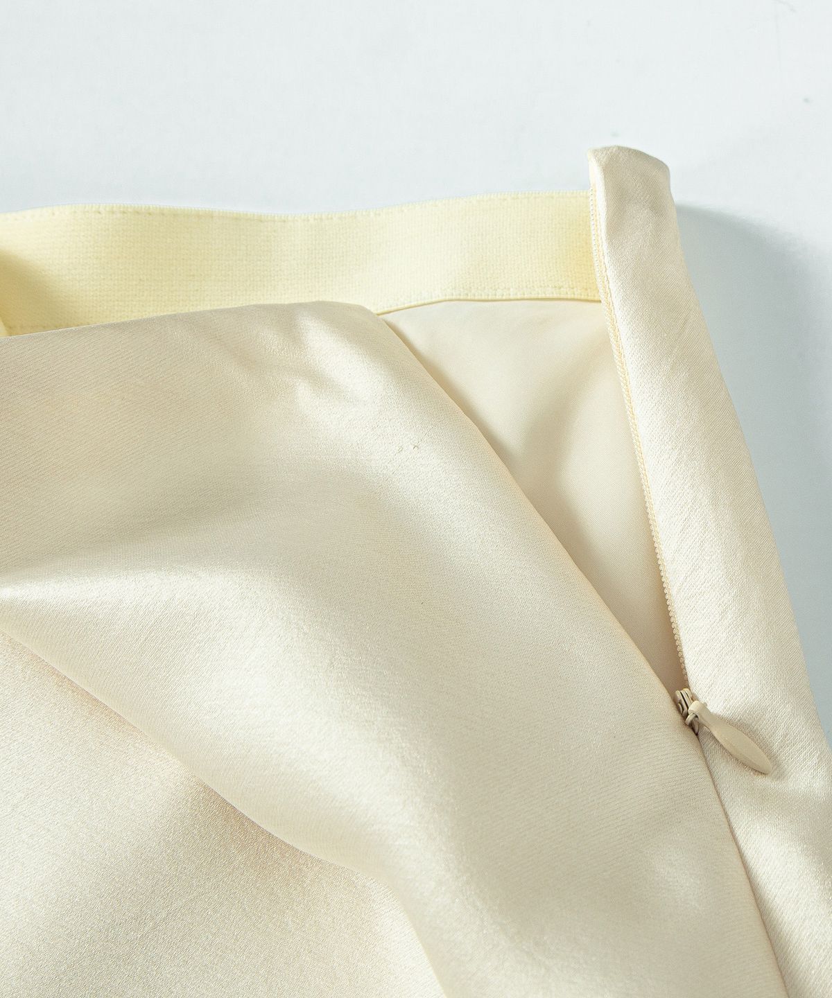 루시르주(LUCIR ZU) Satin Lace-Hem Skirt (Cream)