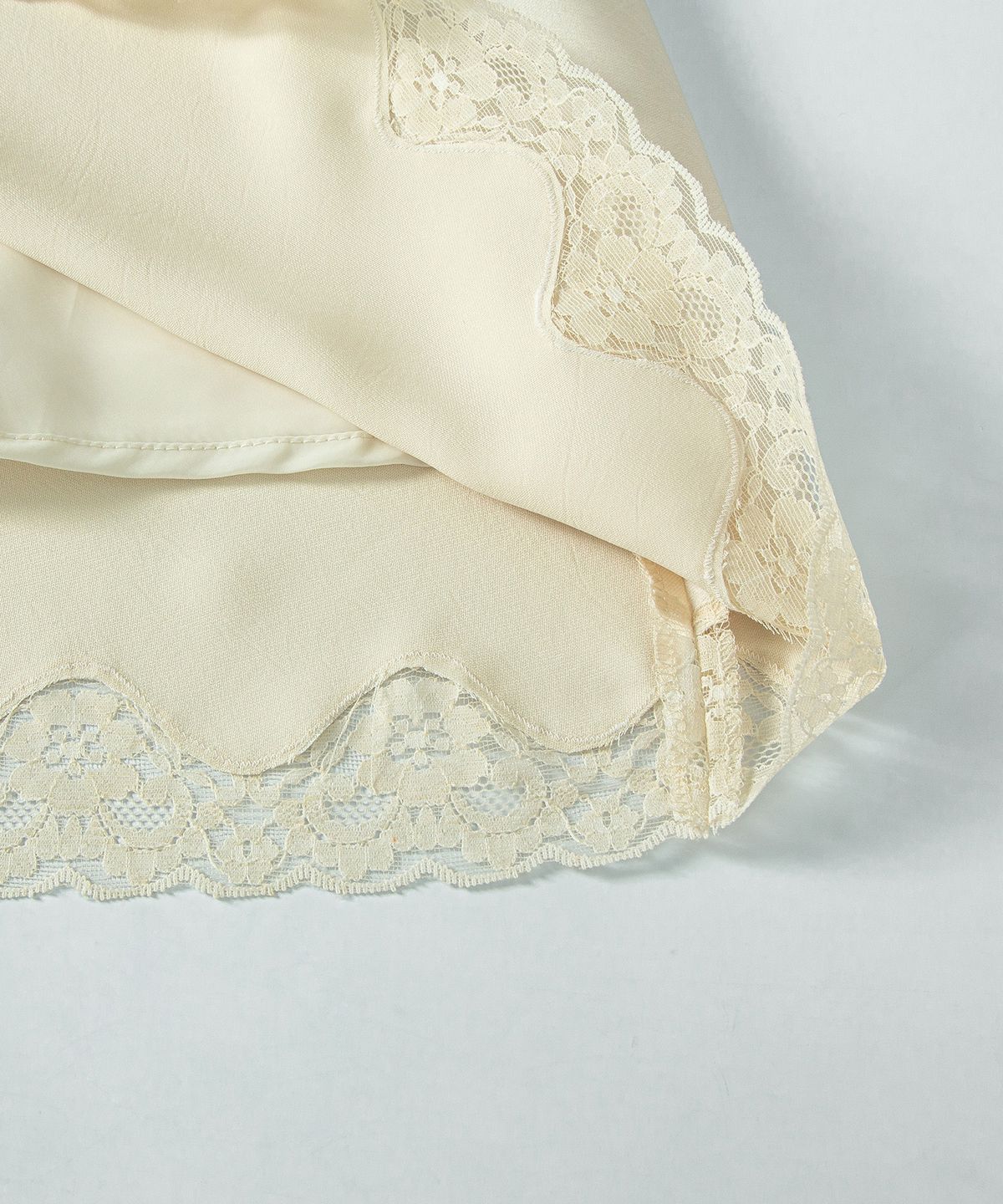 루시르주(LUCIR ZU) Satin Lace-Hem Skirt (Cream)