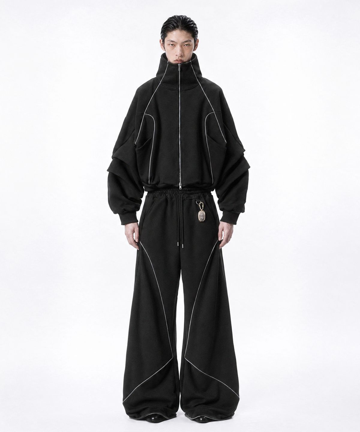 프리노어(PRINOAR) 리파인드 리플렉티브 파이핑 래글런 투웨이 후드 집업 - 블랙