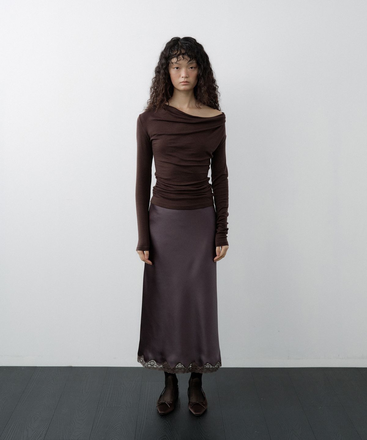 루시르주(LUCIR ZU) Satin Lace-Hem Skirt (Brown)