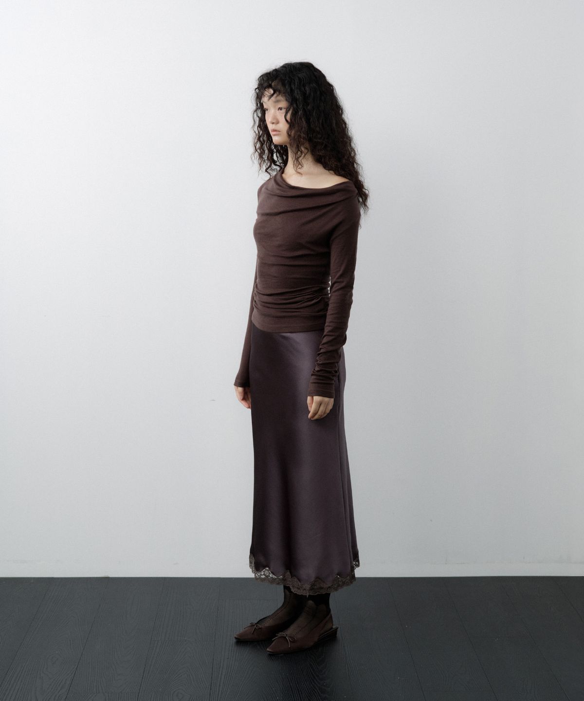 루시르주(LUCIR ZU) Satin Lace-Hem Skirt (Brown)