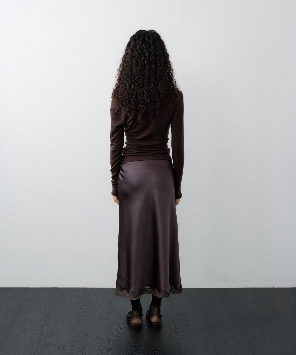 루시르주(LUCIR ZU) Satin Lace-Hem Skirt (Brown)