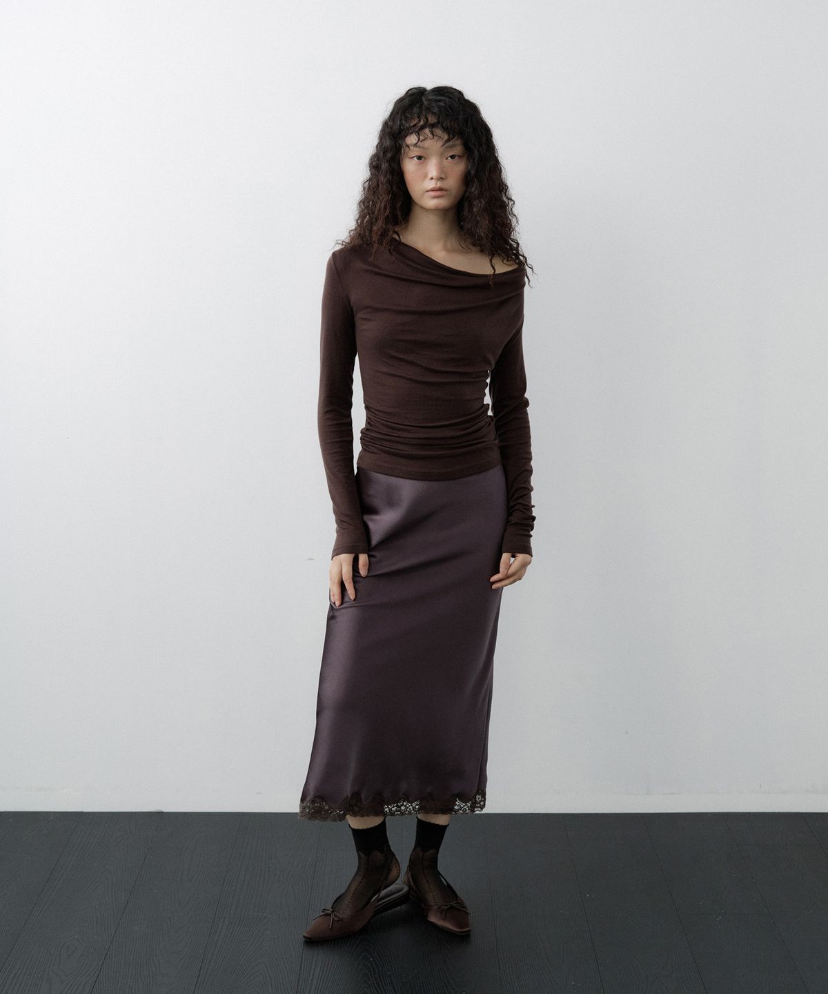 루시르주(LUCIR ZU) Satin Lace-Hem Skirt (Brown)