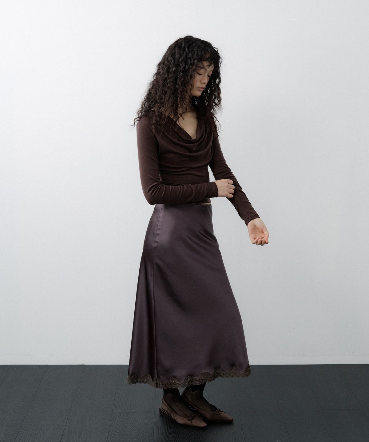 루시르주(LUCIR ZU) Satin Lace-Hem Skirt (Brown)