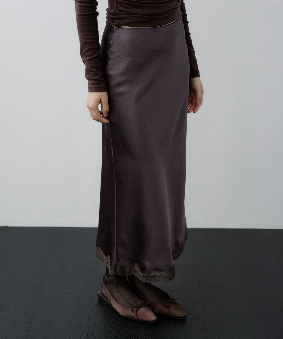 루시르주(LUCIR ZU) Satin Lace-Hem Skirt (Brown)