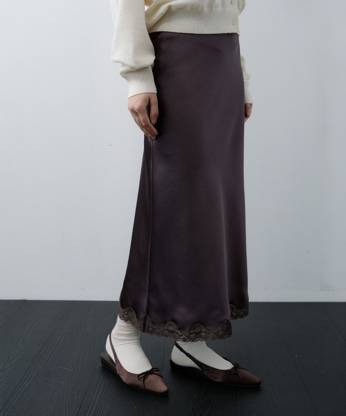 루시르주(LUCIR ZU) Satin Lace-Hem Skirt (Brown)