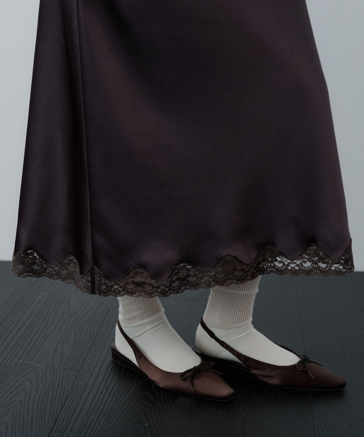 루시르주(LUCIR ZU) Satin Lace-Hem Skirt (Brown)