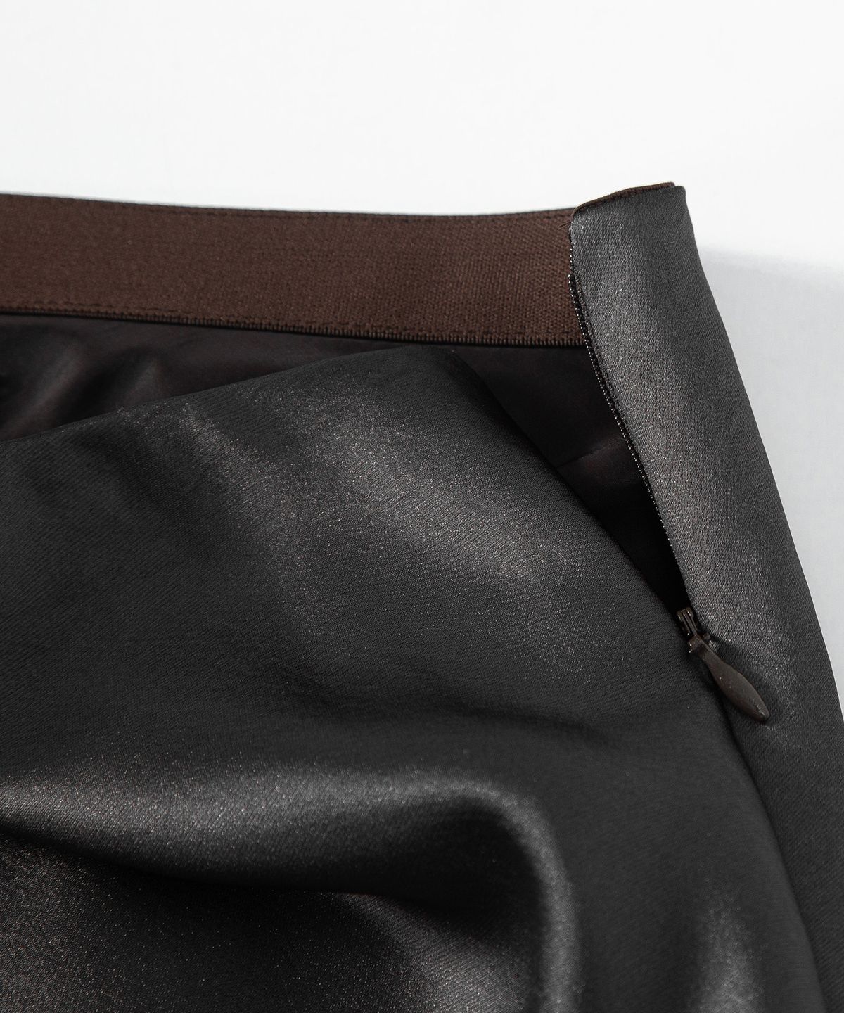 루시르주(LUCIR ZU) Satin Lace-Hem Skirt (Brown)