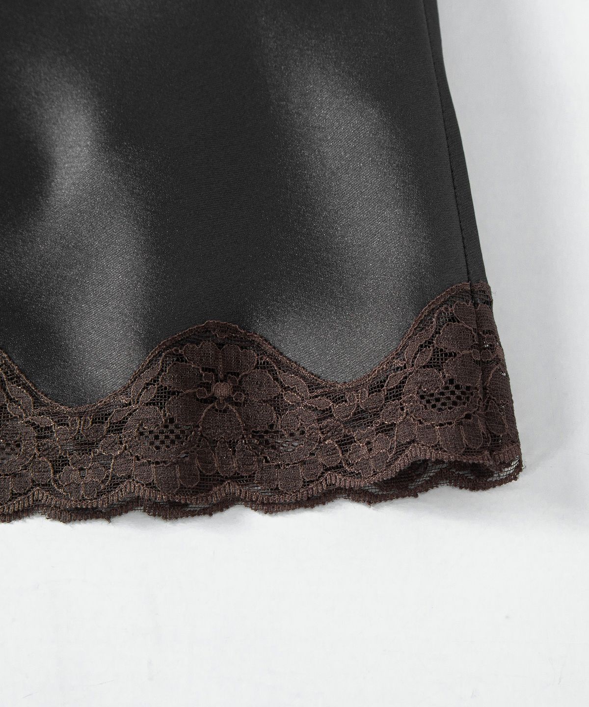 루시르주(LUCIR ZU) Satin Lace-Hem Skirt (Brown)