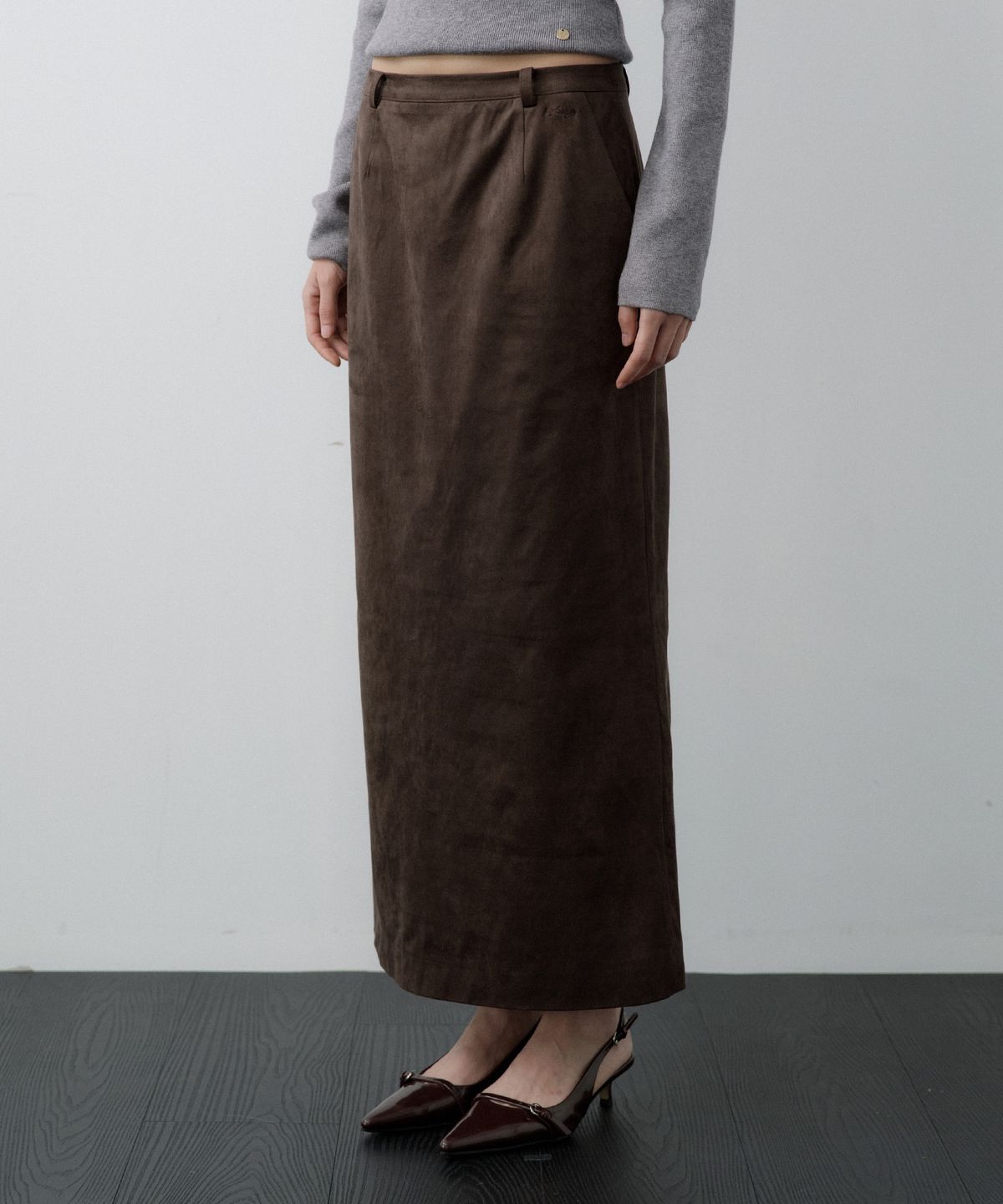 루시르주(LUCIR ZU) Low-Rise Suede Maxi Skirt (Dark Brown)