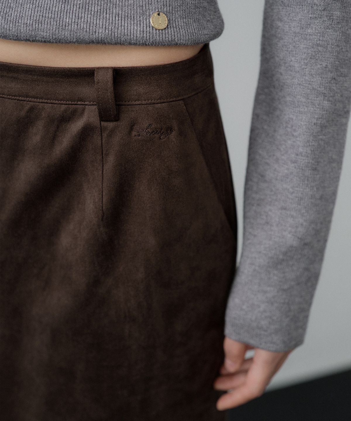 루시르주(LUCIR ZU) Low-Rise Suede Maxi Skirt (Dark Brown)