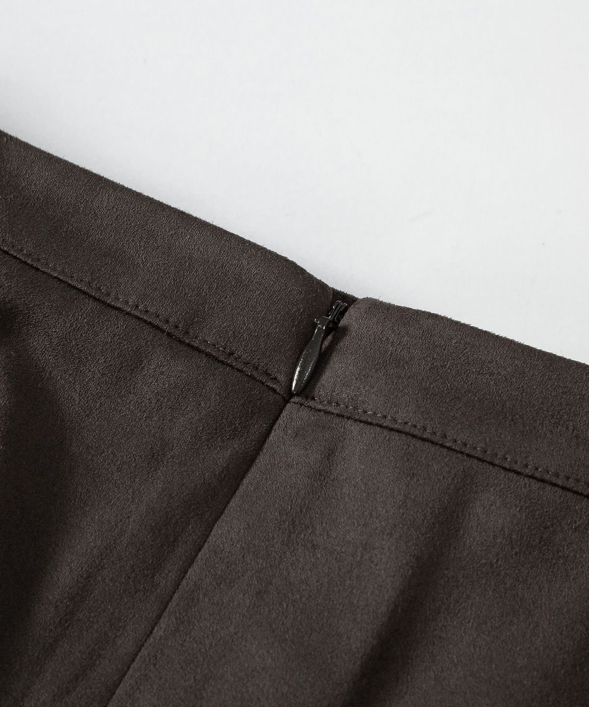 루시르주(LUCIR ZU) Low-Rise Suede Maxi Skirt (Dark Brown)