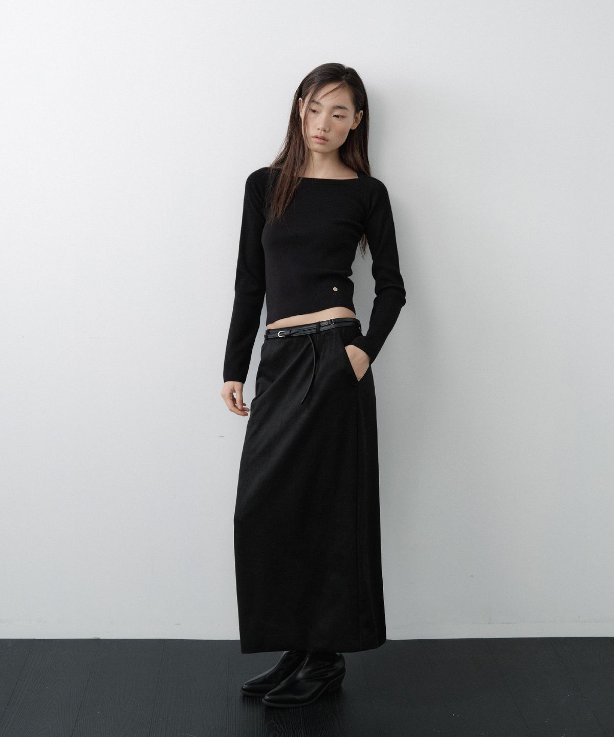 루시르주(LUCIR ZU) Low-Rise Suede Maxi Skirt (Black)
