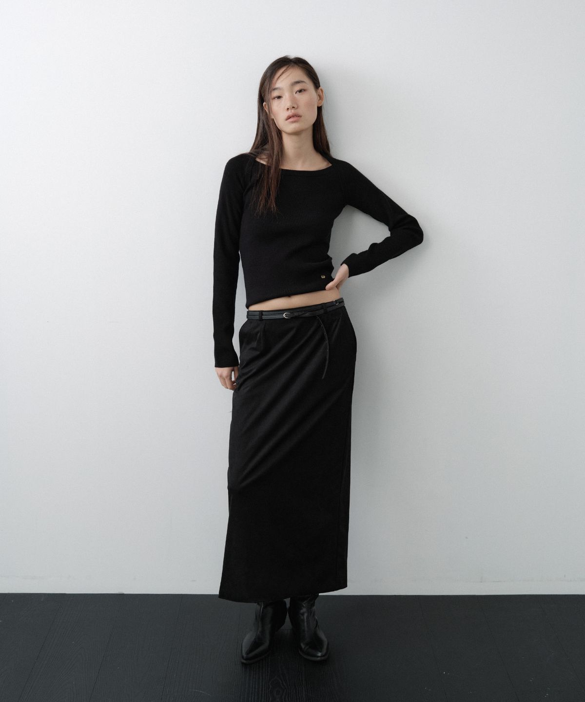 루시르주(LUCIR ZU) Low-Rise Suede Maxi Skirt (Black)
