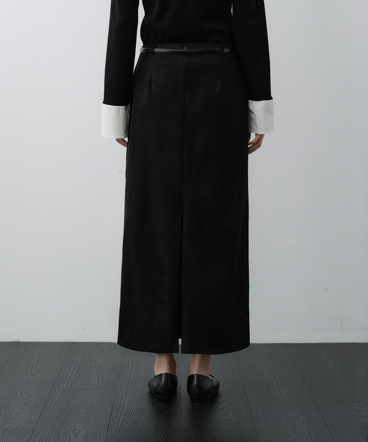 루시르주(LUCIR ZU) Low-Rise Suede Maxi Skirt (Black)