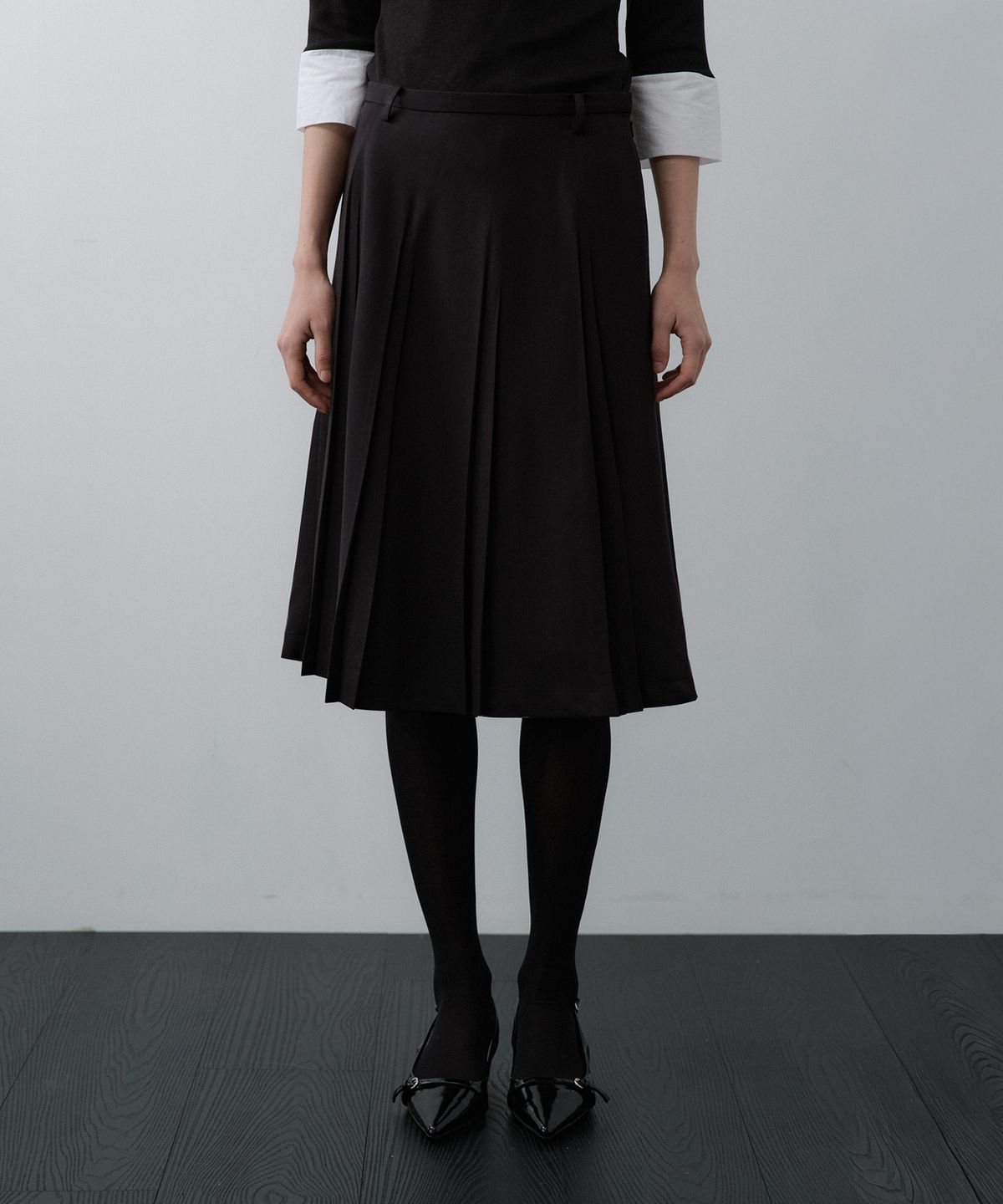 루시르주(LUCIR ZU) Fan Pleated Midi Skirt (Black)