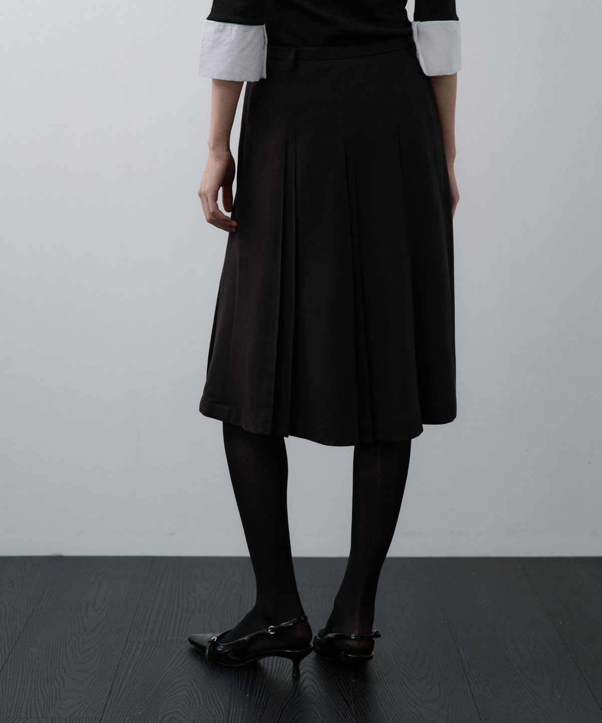 루시르주(LUCIR ZU) Fan Pleated Midi Skirt (Black)