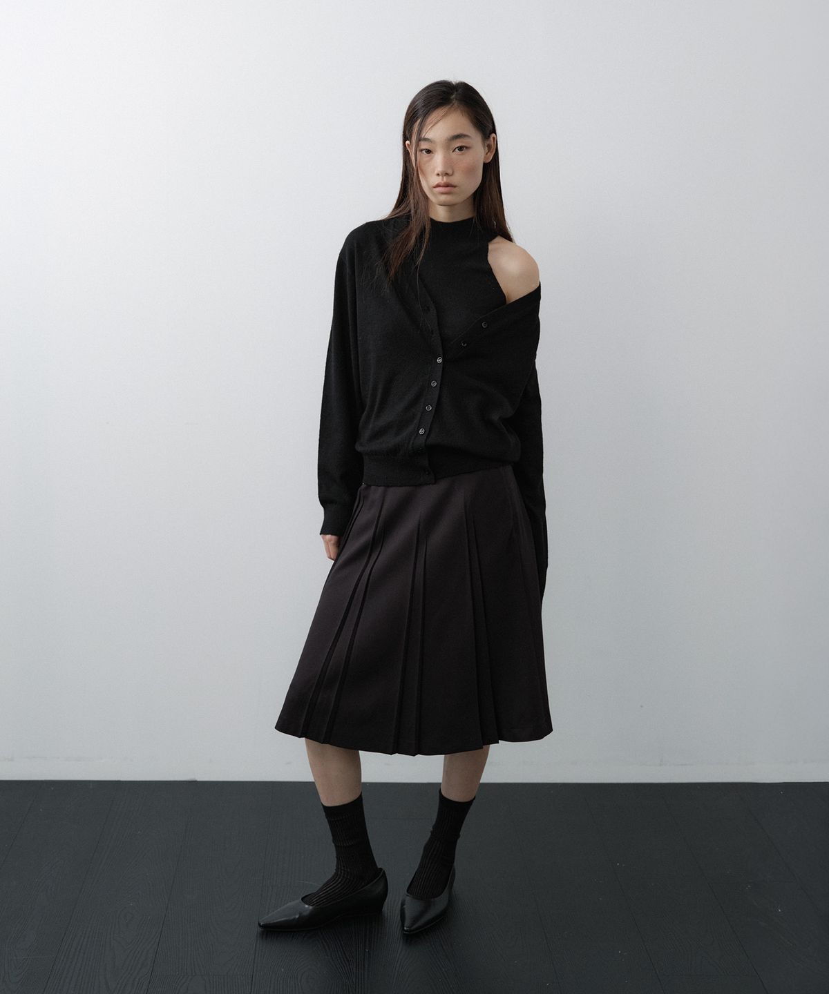 루시르주(LUCIR ZU) Fan Pleated Midi Skirt (Black)