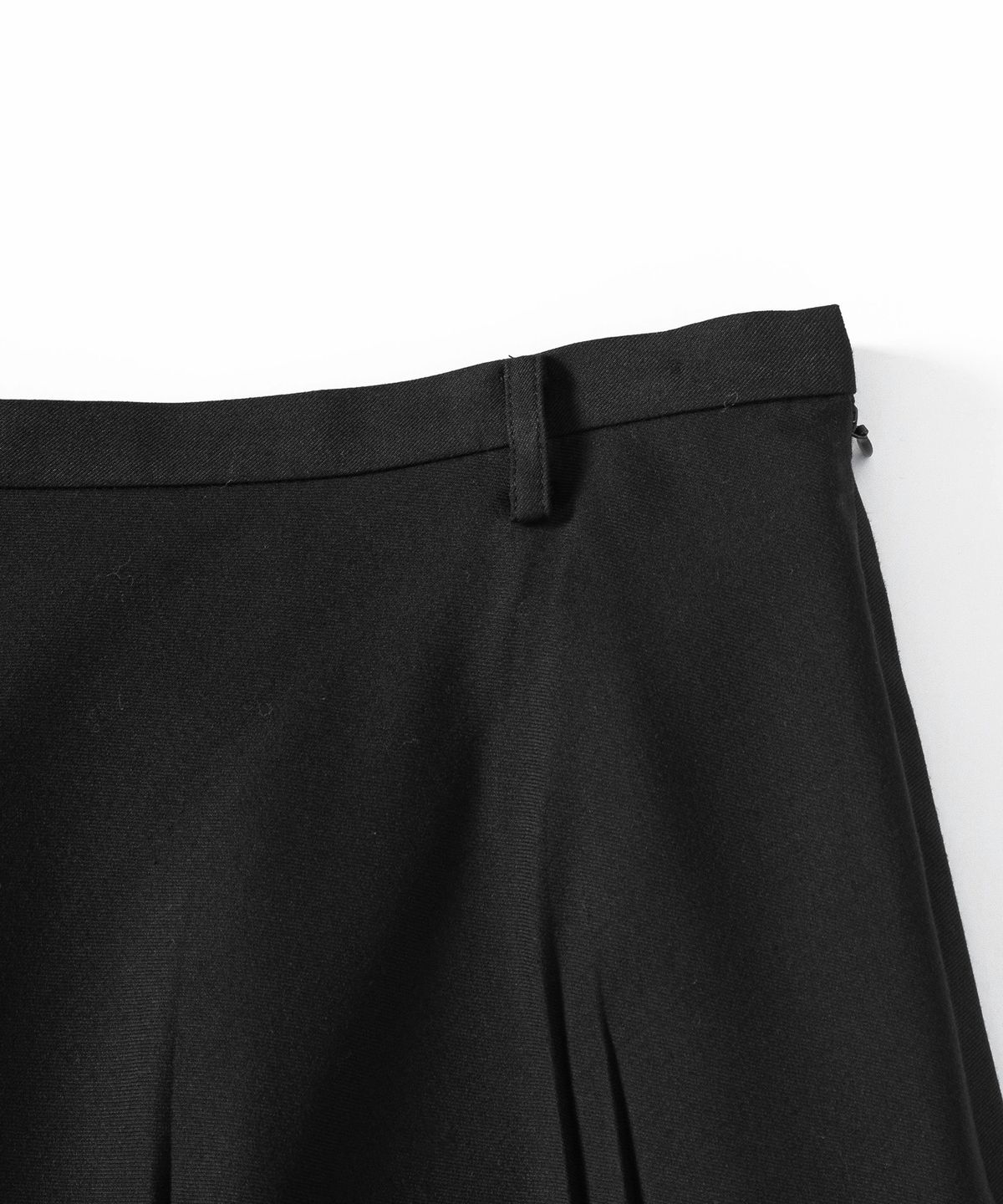 루시르주(LUCIR ZU) Fan Pleated Midi Skirt (Black)