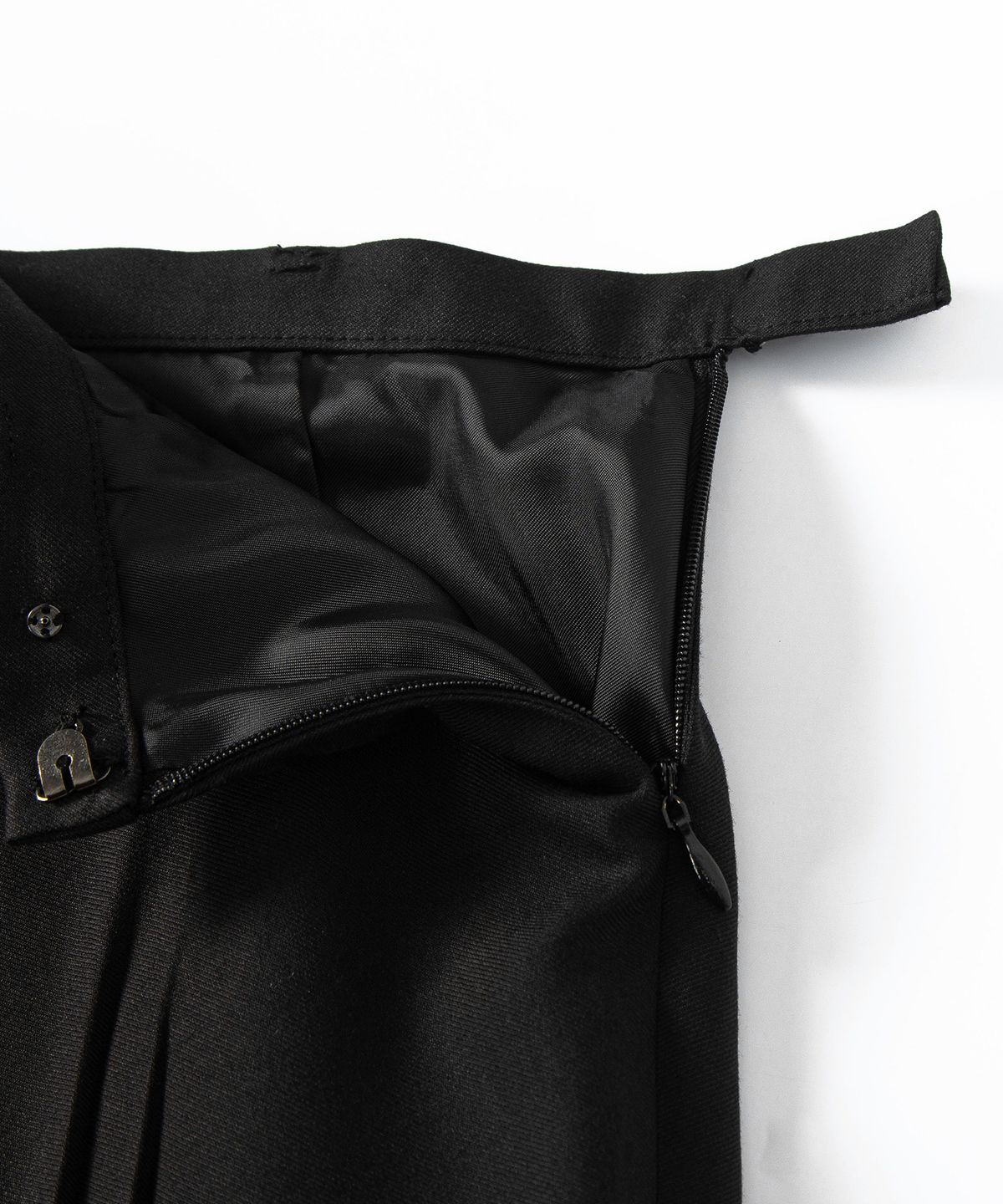 루시르주(LUCIR ZU) Fan Pleated Midi Skirt (Black)