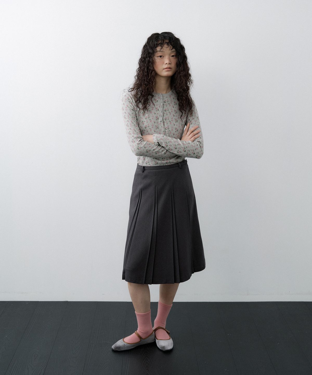 루시르주(LUCIR ZU) Fan Pleated Midi Skirt (Charcoal)