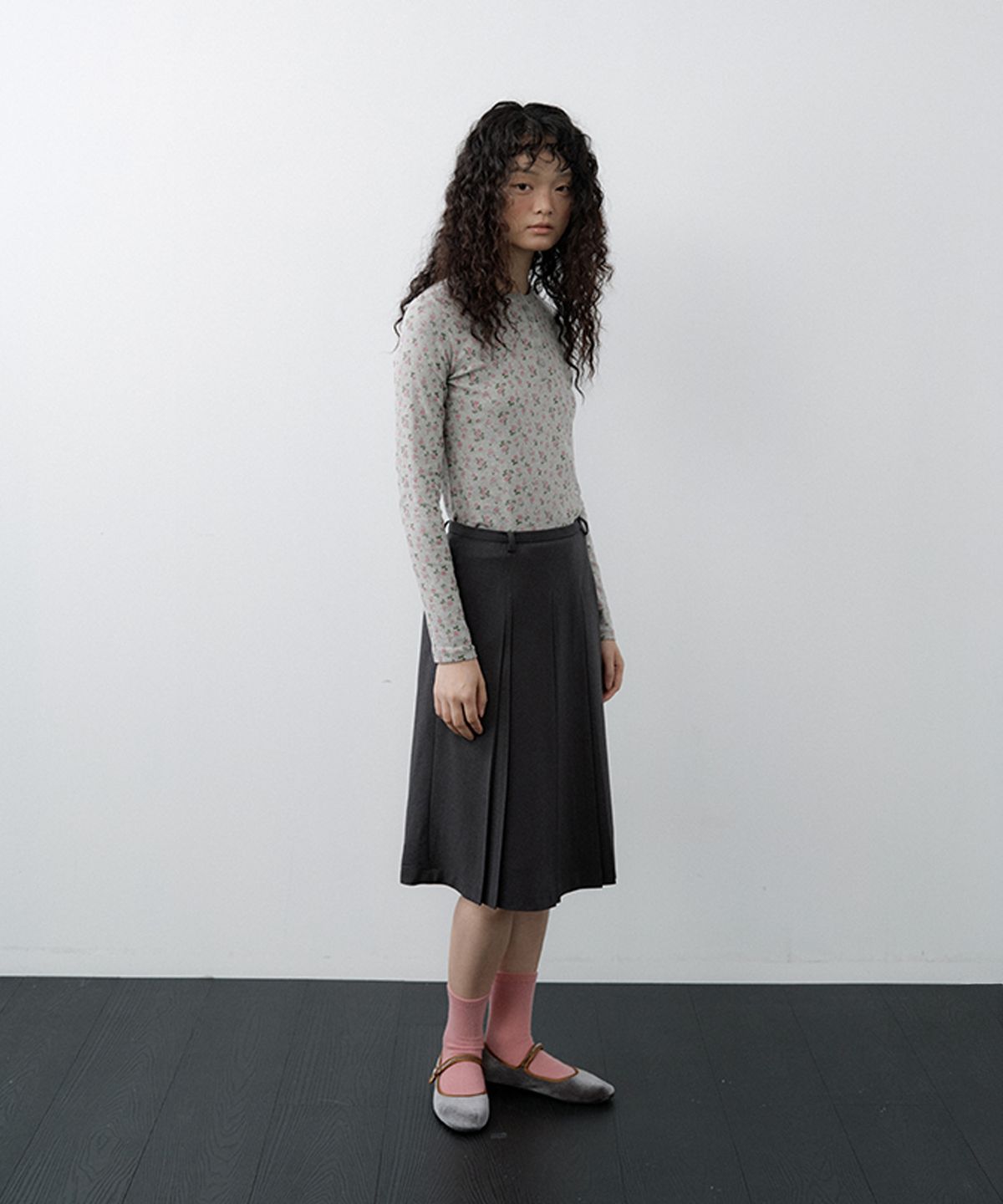 루시르주(LUCIR ZU) Fan Pleated Midi Skirt (Charcoal)