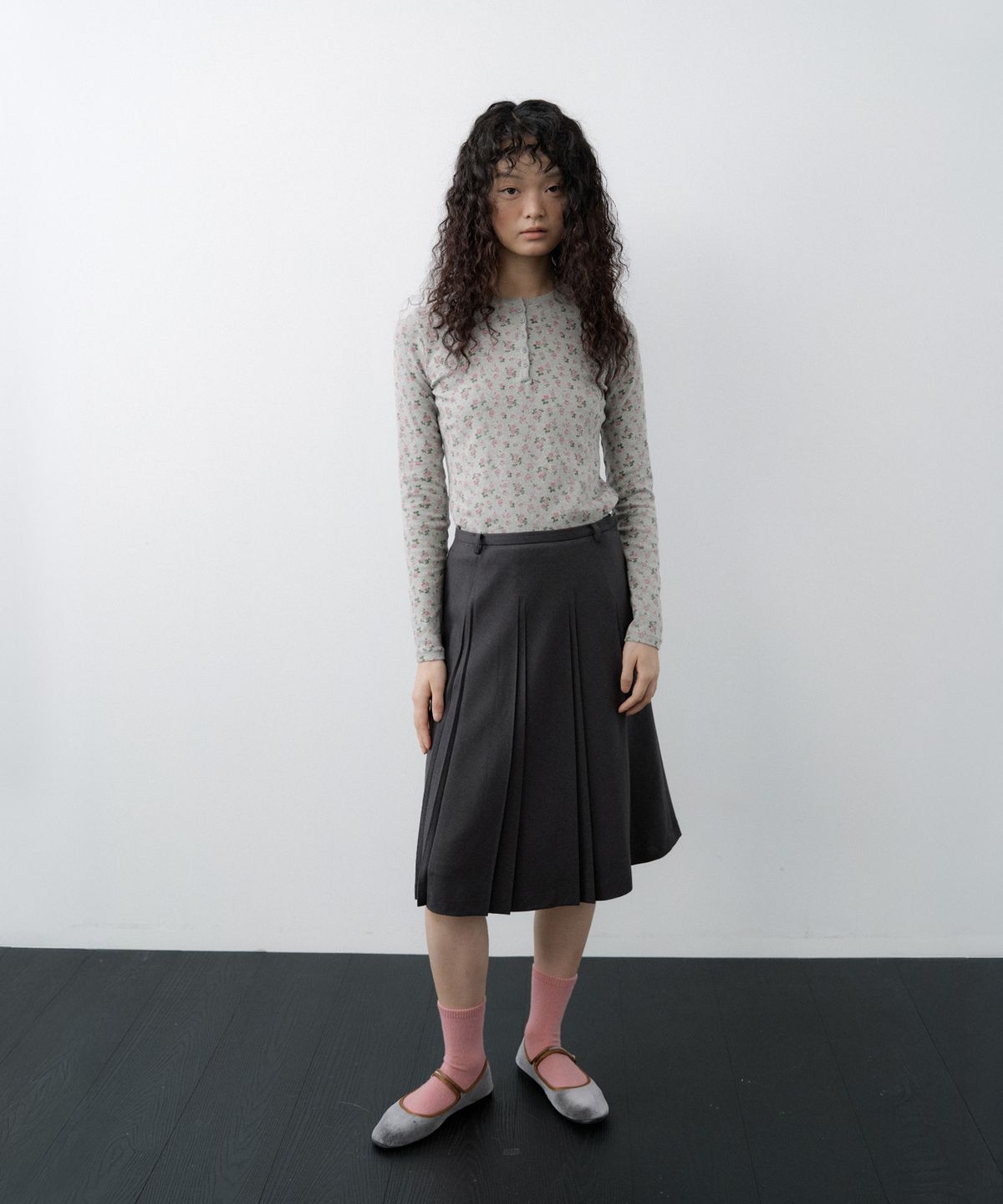 루시르주(LUCIR ZU) Fan Pleated Midi Skirt (Charcoal)