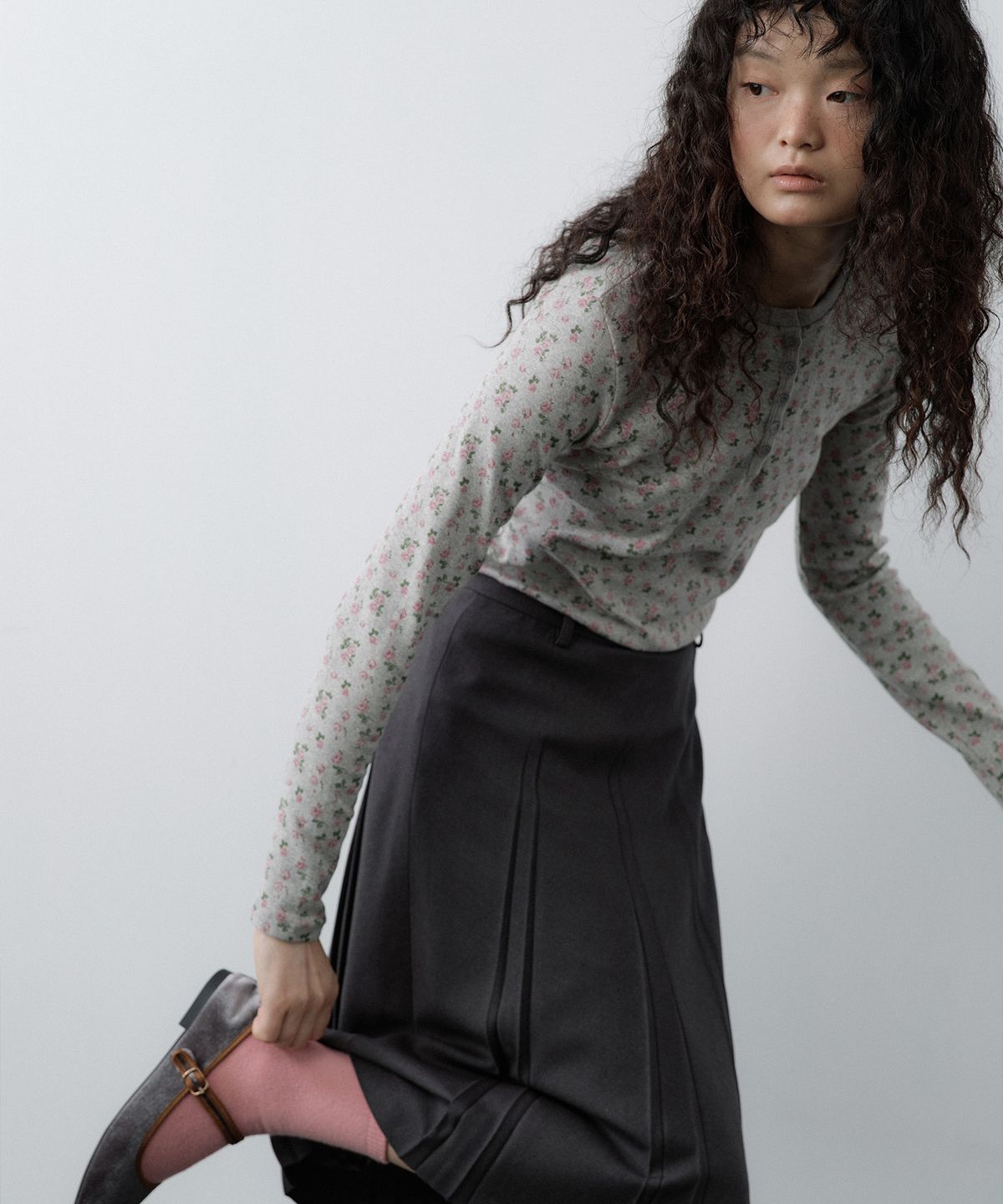 루시르주(LUCIR ZU) Fan Pleated Midi Skirt (Charcoal)
