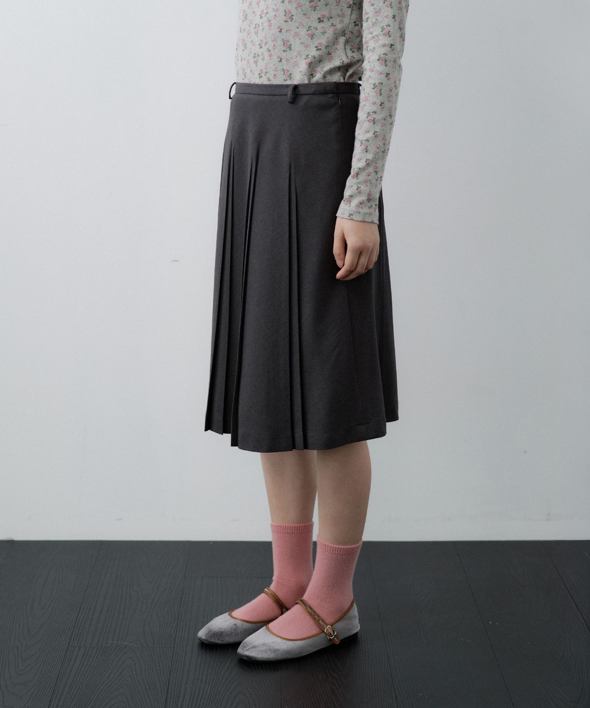 루시르주(LUCIR ZU) Fan Pleated Midi Skirt (Charcoal)