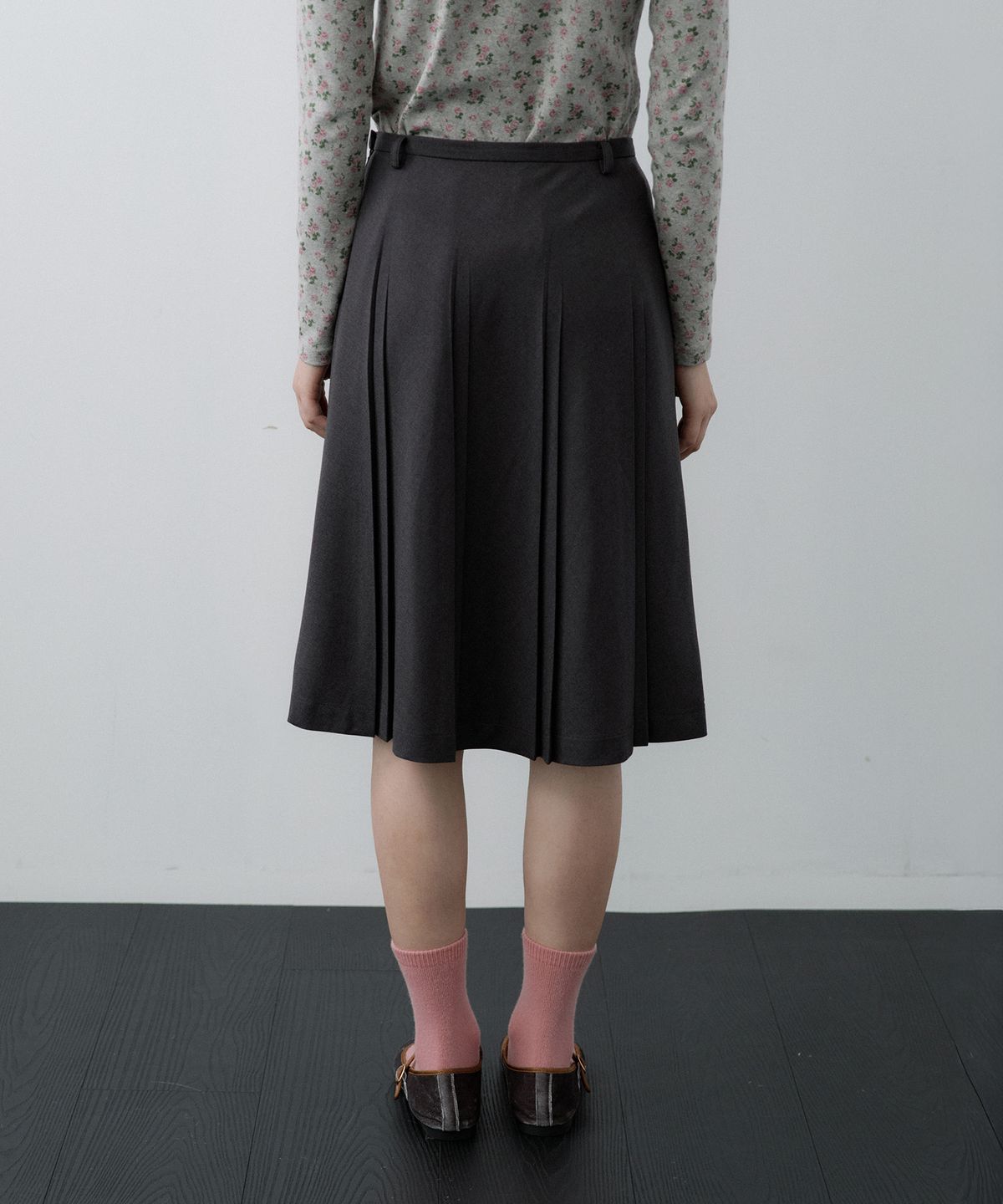 루시르주(LUCIR ZU) Fan Pleated Midi Skirt (Charcoal)