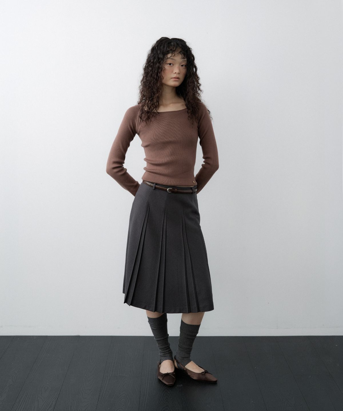 루시르주(LUCIR ZU) Fan Pleated Midi Skirt (Charcoal)
