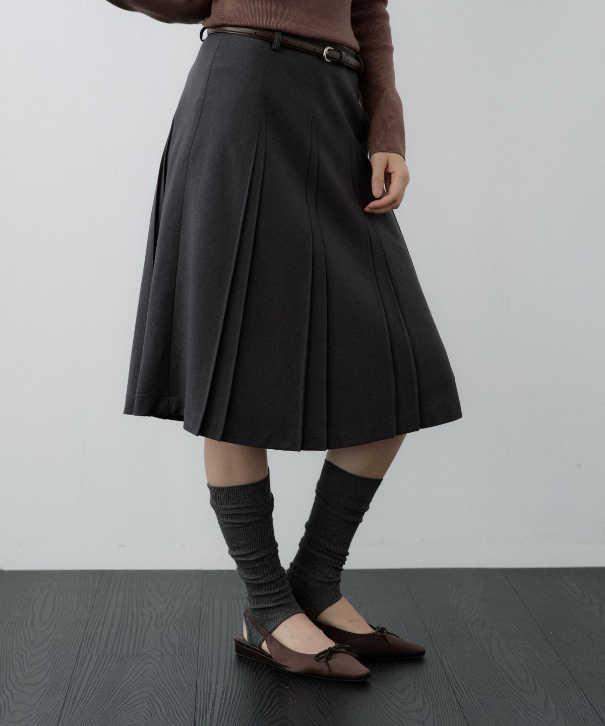 루시르주(LUCIR ZU) Fan Pleated Midi Skirt (Charcoal)