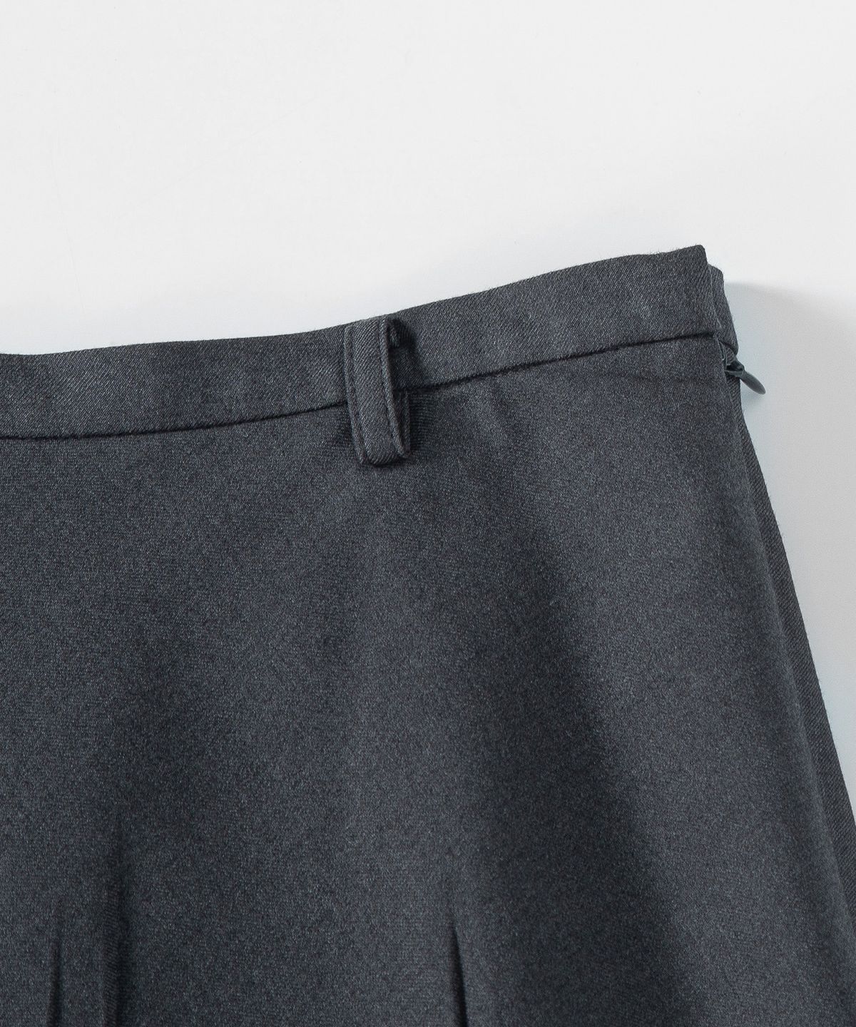 루시르주(LUCIR ZU) Fan Pleated Midi Skirt (Charcoal)