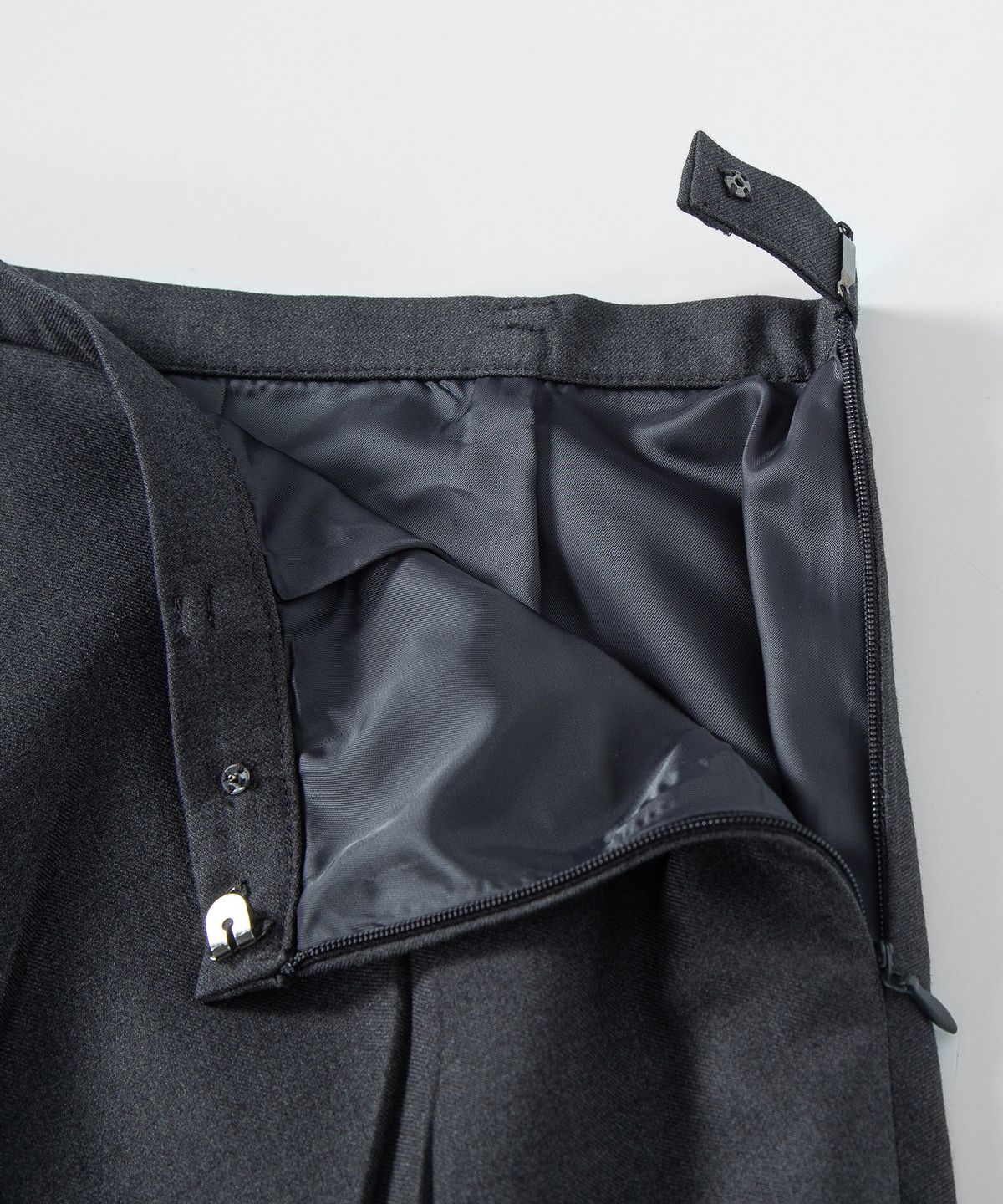 루시르주(LUCIR ZU) Fan Pleated Midi Skirt (Charcoal)
