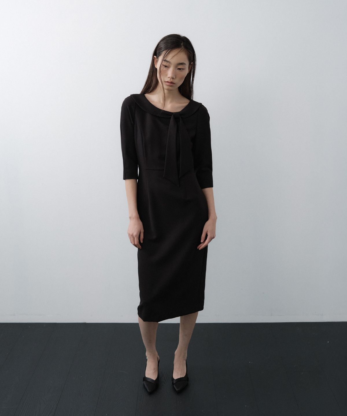 루시르주(LUCIR ZU) Ribbon-Tie Boat Neck Dress (Black)