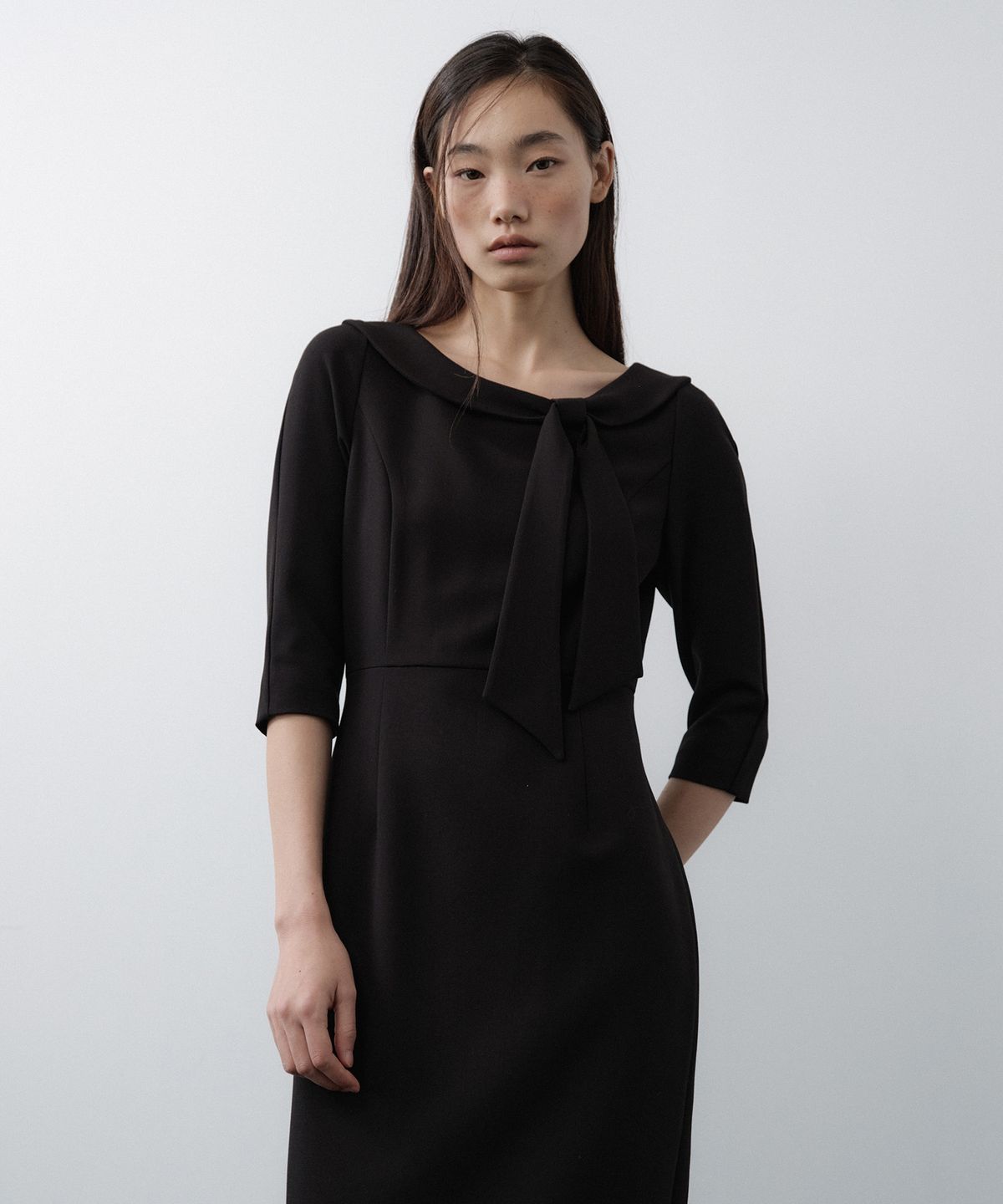 루시르주(LUCIR ZU) Ribbon-Tie Boat Neck Dress (Black)