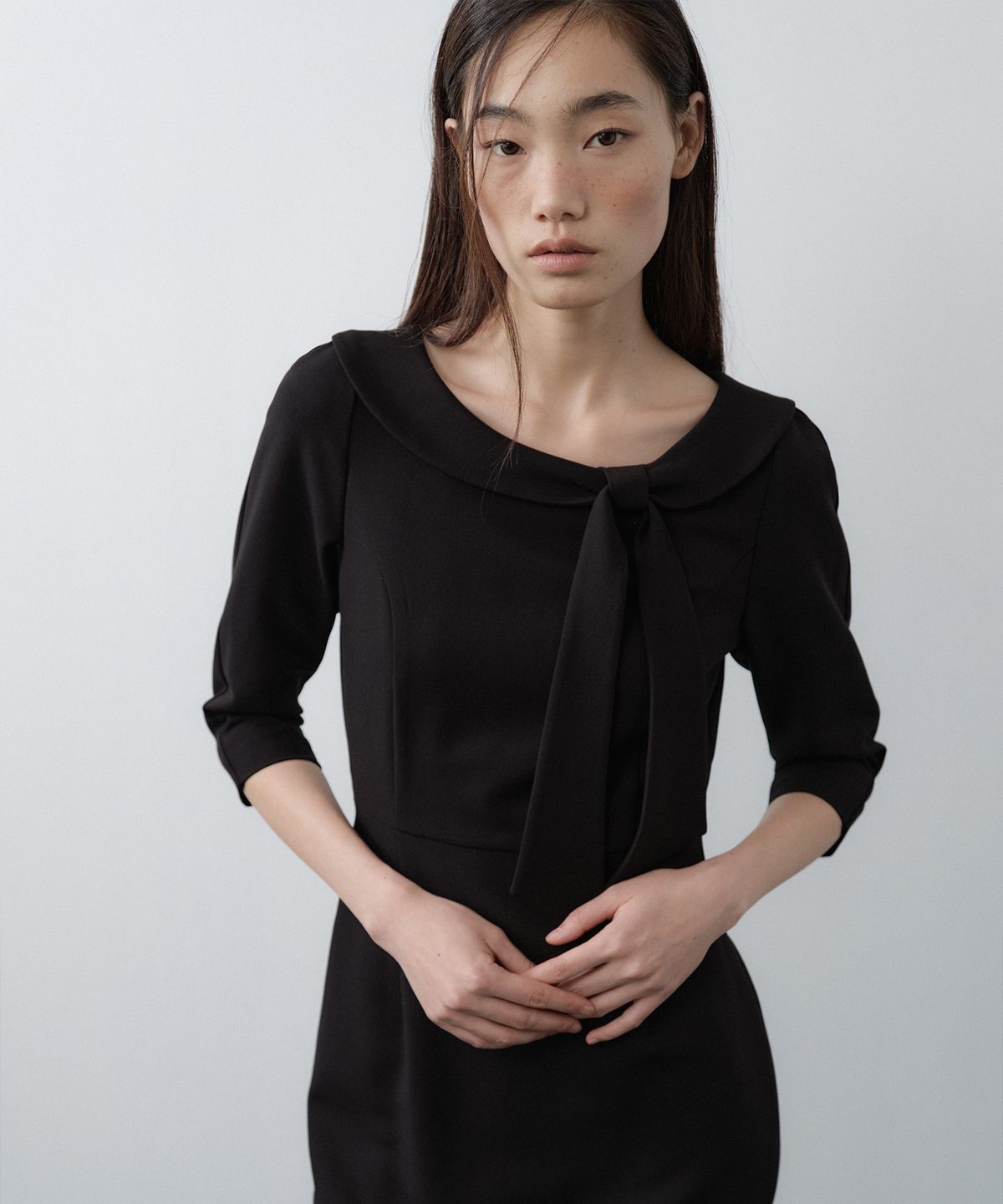 루시르주(LUCIR ZU) Ribbon-Tie Boat Neck Dress (Black)
