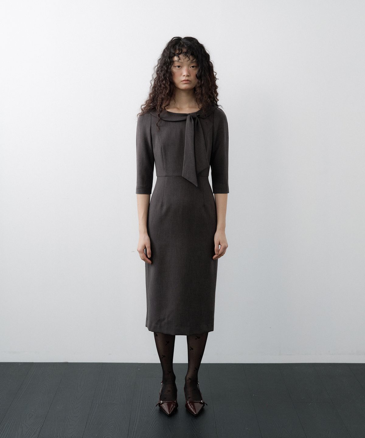 루시르주(LUCIR ZU) Ribbon-Tie Boat Neck Dress (Charcoal)